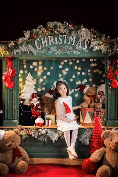 Diễn viên Lê Tú Vi khoe con gái xinh đẹp trong bộ ảnh đón Giáng sinh. Ảnh: FB Lê Tú Vi