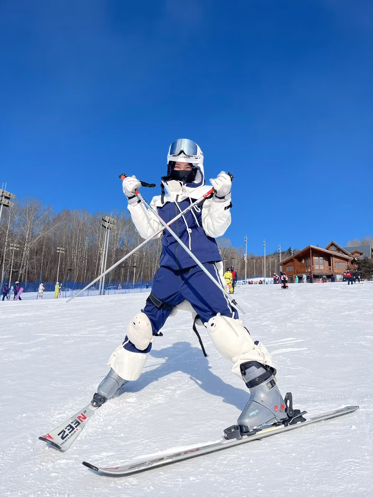 Giữa thời tiết lạnh giá, bà xã Phan Mạnh Quỳnh vẫn ghi điểm với vẻ đẹp nhẹ nhàng, thanh thoát, gương mặt rạng rỡ.