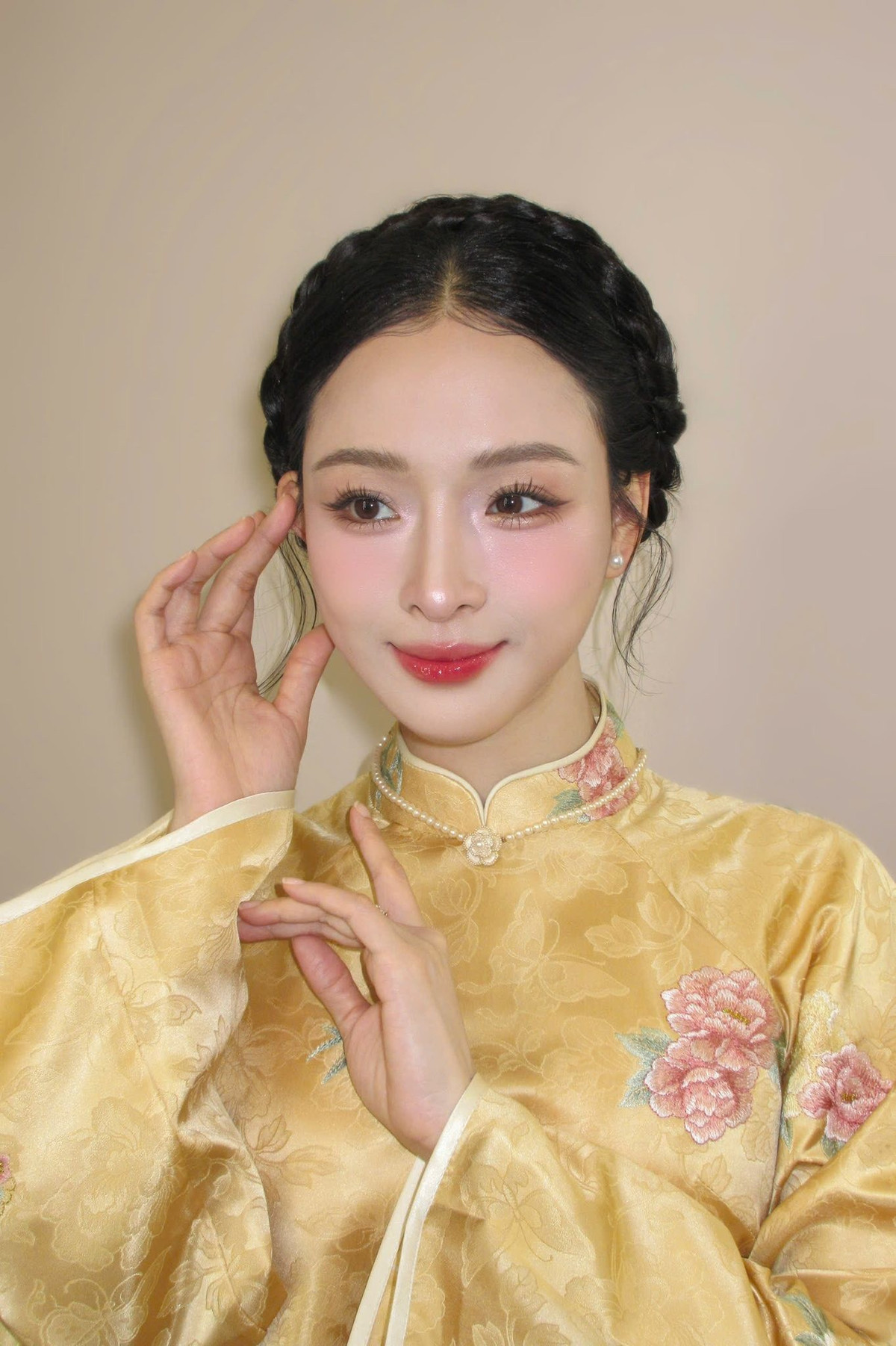 Hoa hậu Trương Hồ Phương Nga dịu dàng với áo dài. Ảnh: FB Trương Hồ Phương Nga