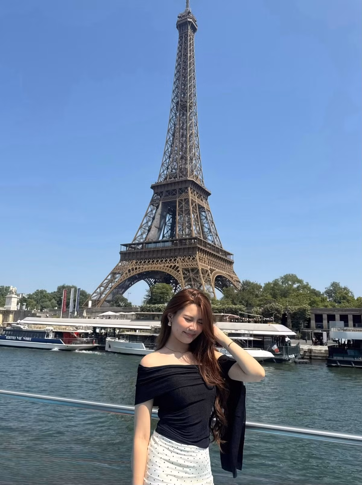 Hạt Dẻ khoe dáng quyến rũ trên sông Seine. Ảnh: FB Mai Thảo Ngọc