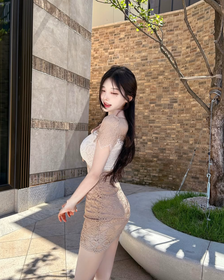 Độ dài khiêm tốn của trang phục Soon Ho mặc khiến người xem không khỏi đỏ mặt.