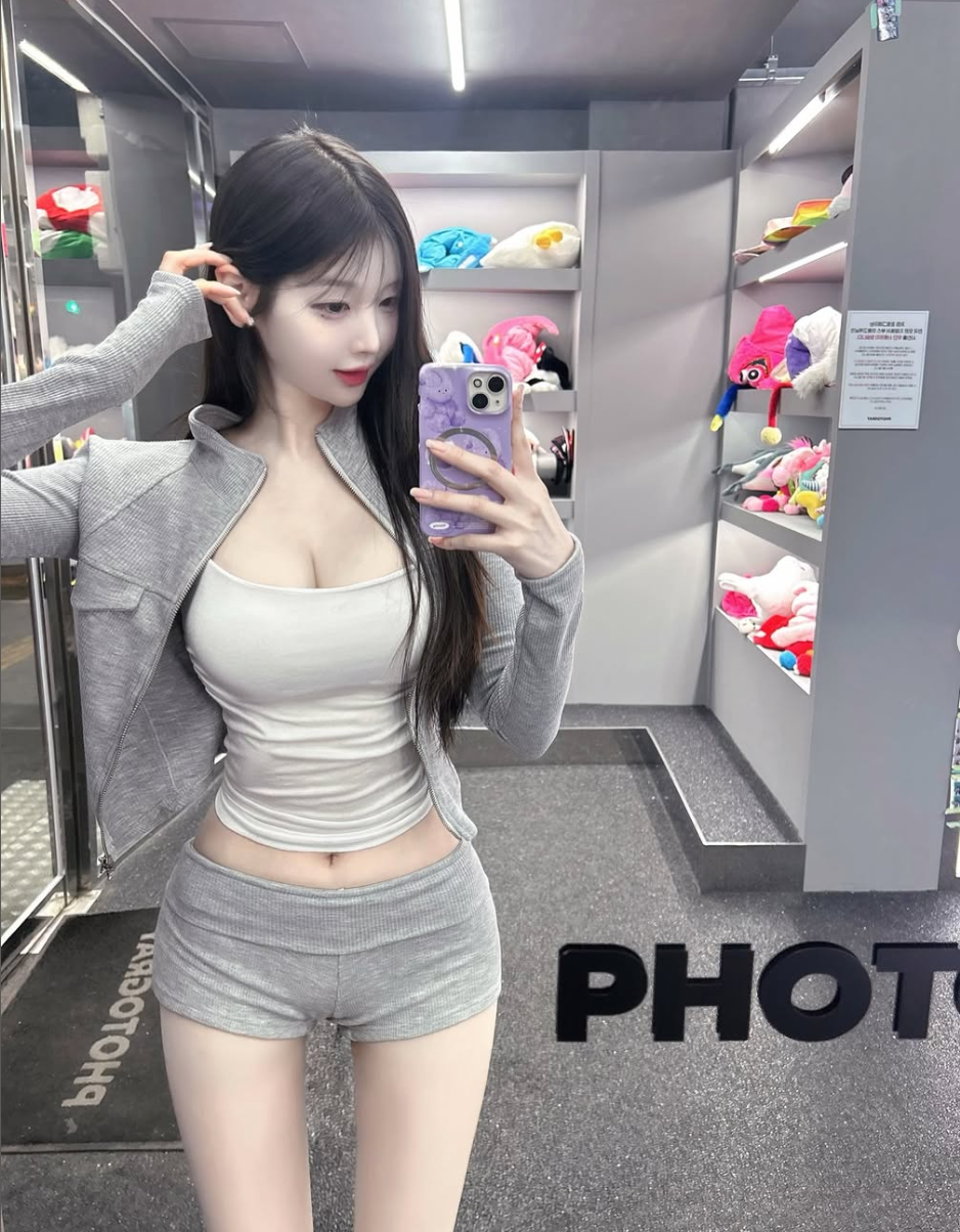 Chiếc quần mà hot girl gợi cảm này diện với phần vạt ngắn, chỉ vừa vặn che chắn tối thiểu, khiến nhiều người không khỏi hoang mang.