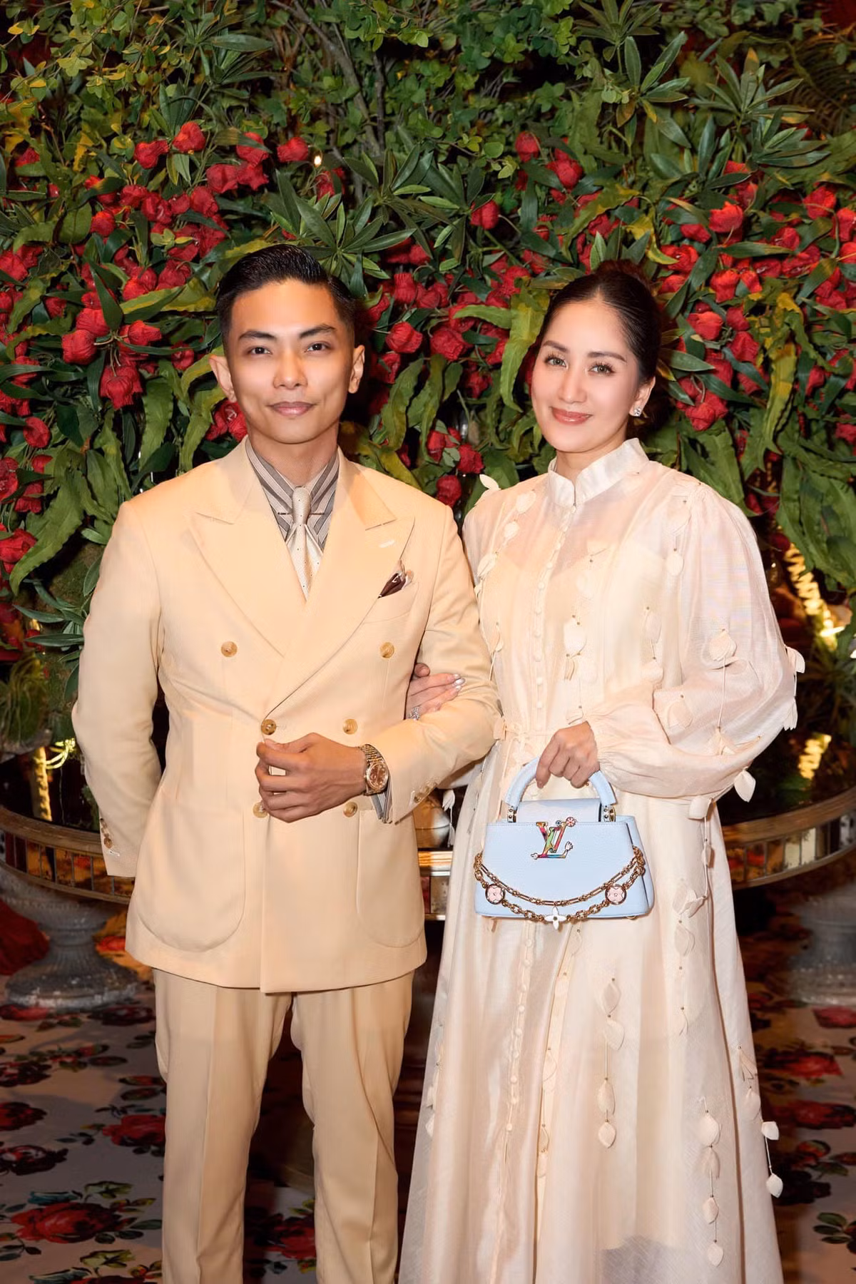 Thời điểm đó, chuyện tình của họ gặp không ít ánh nhìn nghi ngại, thậm chí vấp phải nhiều ý kiến trái chiều. Nhưng vượt qua mọi định kiến, Khánh Thi và Phan Hiển chứng minh tình yêu chân thành đủ lớn để gắn kết hai con người.