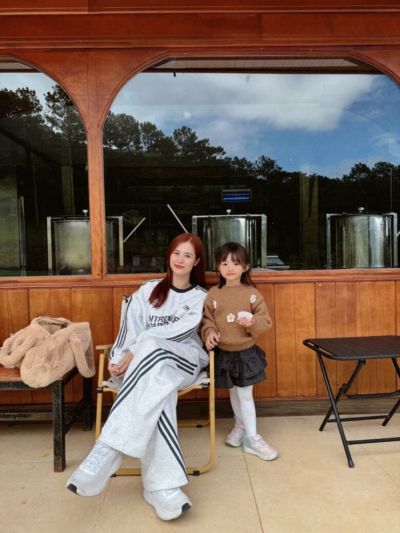 Trong loạt ảnh được đăng tải, hai cô bé Winnie và Hannie nhanh chóng “chiếm trọn spotlight”. Cả hai đều tỏ ra vui vẻ, hoạt bát, thoải mái vui chơi cùng bố mẹ.