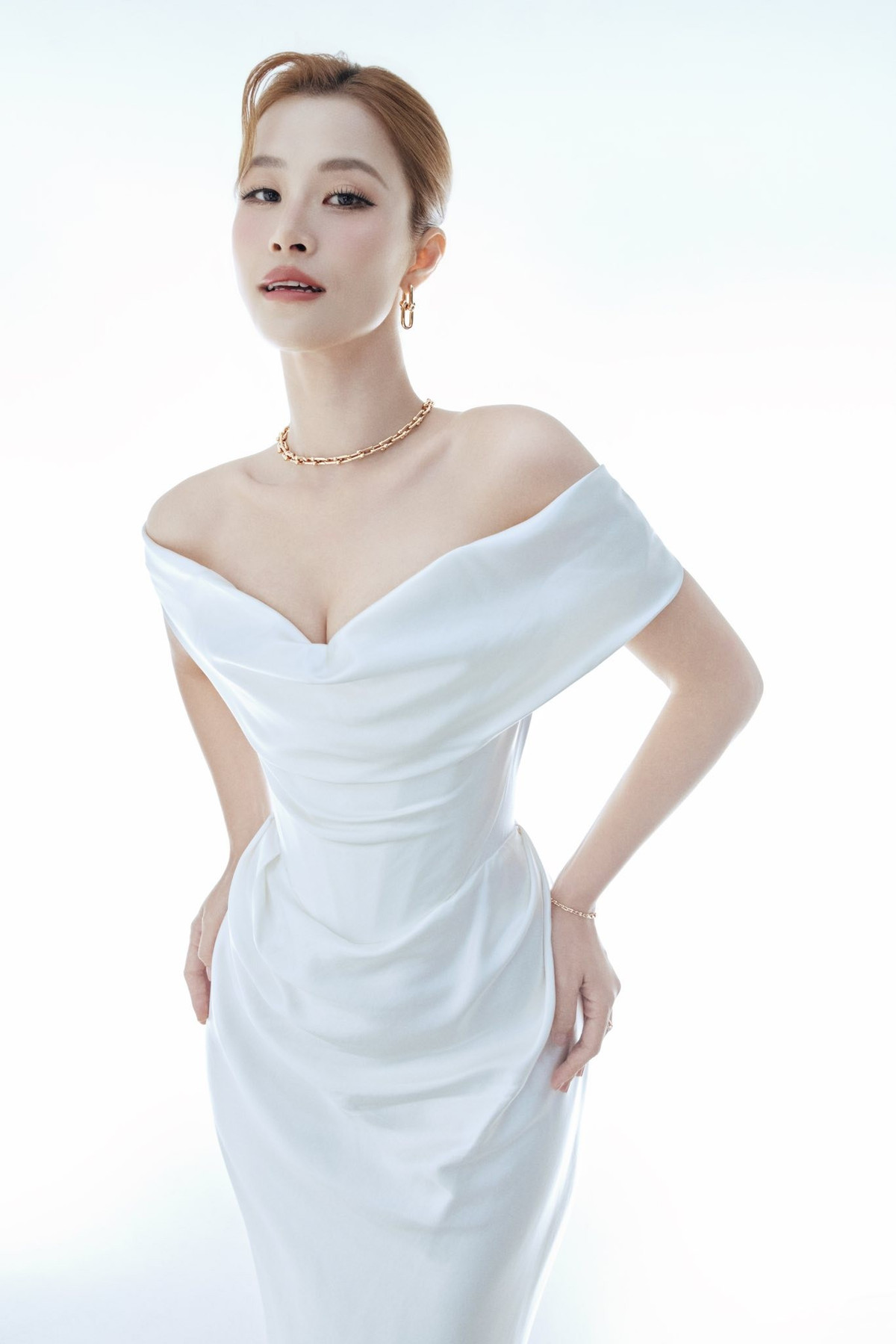 Tin tức sao Việt 11/12: Ca sĩ Đông Nhi gợi cảm với váy trắng trễ nải trong bộ ảnh mới. Ảnh: FB Đông Nhi