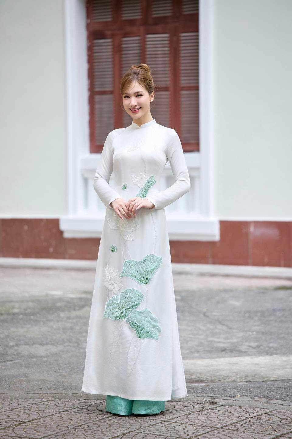 Ca sĩ Hoà Minzy diện áo dài đằm thắm. Ảnh: FB Hòa Minzy