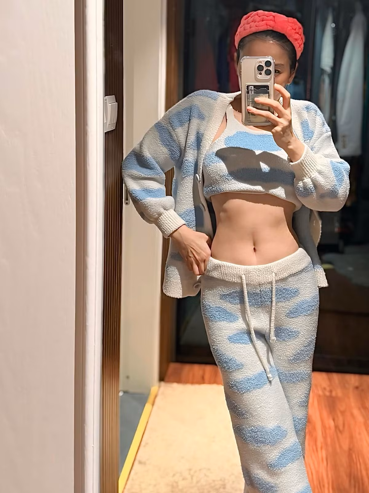 Vòng eo 58 cm, săn chắc không mỡ thừa của "nữ hoàng phòng trà".