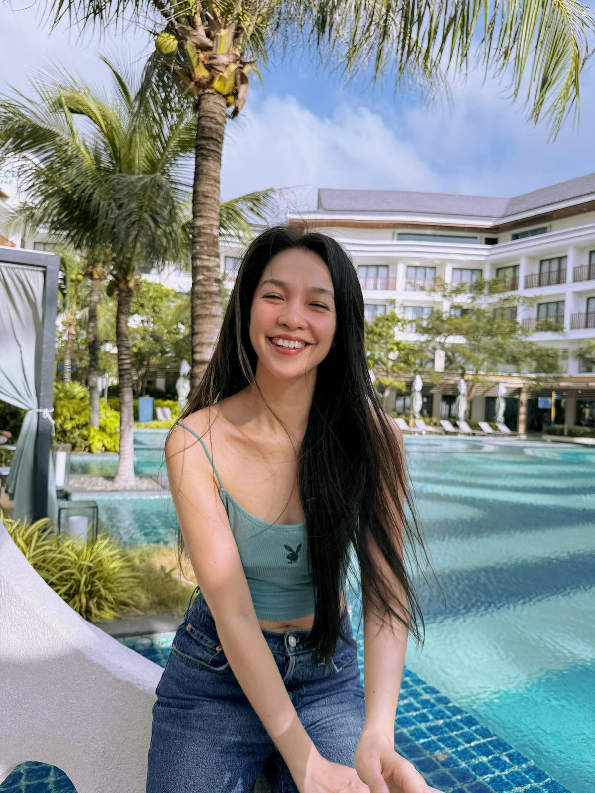 Cô thường chia sẻ những khoảnh khắc bình yên, gần gũi với thiên nhiên và thú cưng, lan tỏa nguồn năng lượng nhẹ nhàng đến người hâm mộ.