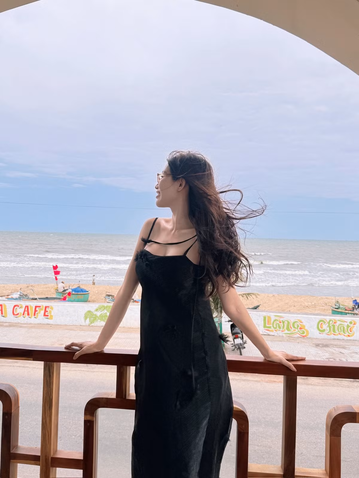 Trong thời gian mang thai, Quỳnh Châu ưu tiên lựa chọn các thiết kế váy suông dài với chất liệu mềm mại, thoải mái.