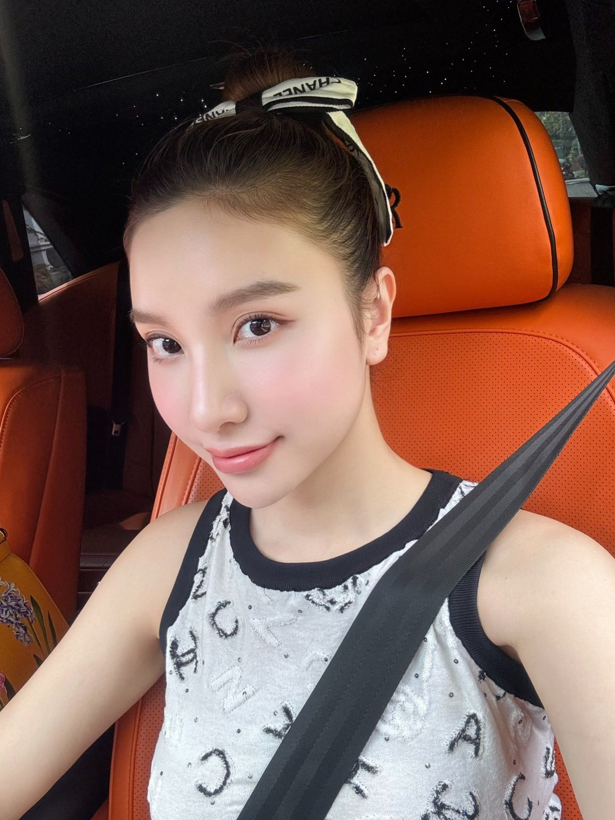 Những outfit thời thượng kết hợp cùng loạt phụ kiện hàng hiệu càng khẳng định đẳng cấp "phú bà Vbiz" của cô. Ảnh: FB Hạnh Sino