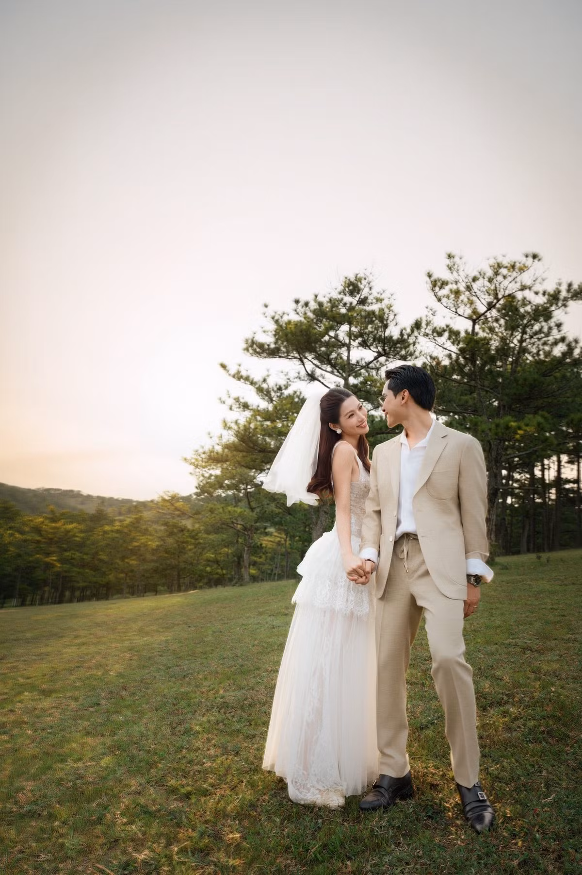 Khác với bộ ảnh cưới trước đó, lần này cặp đôi chọn trang phục nhẹ nhàng, gần gũi với thiên nhiên.