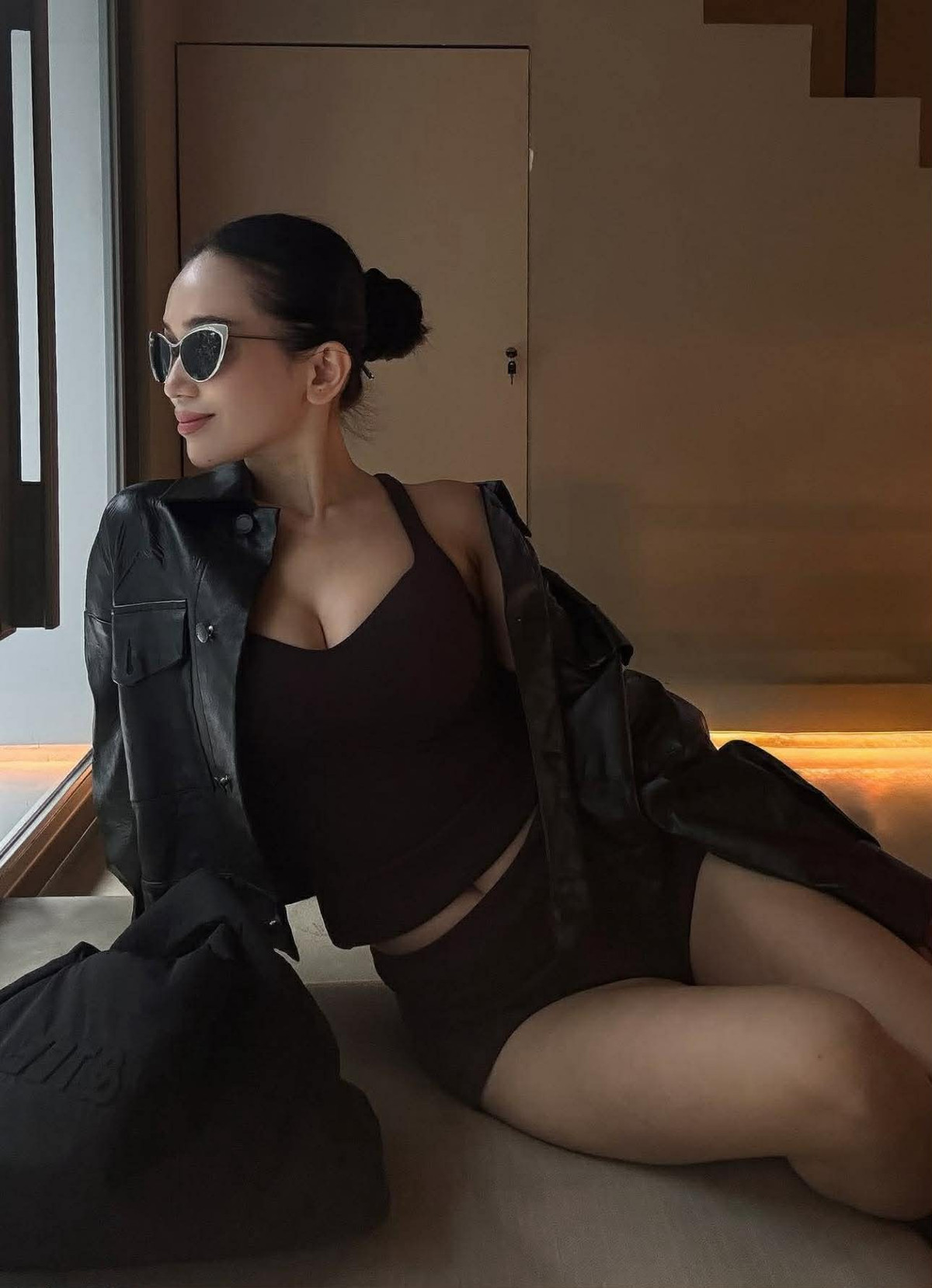 Thời gian qua, Sĩ Thanh luôn duy trì phong cách táo bạo này. Cô không ngại diện những trang phục ôm sát hoặc đồ tập để đi dạo phố, mua sắm. Bên cạnh những lời khen dành cho hình thể cân đối, khỏe khoắn, cũng có ý kiến cho rằng Sĩ Thanh đôi khi ăn diện không phù hợp hoàn cảnh.