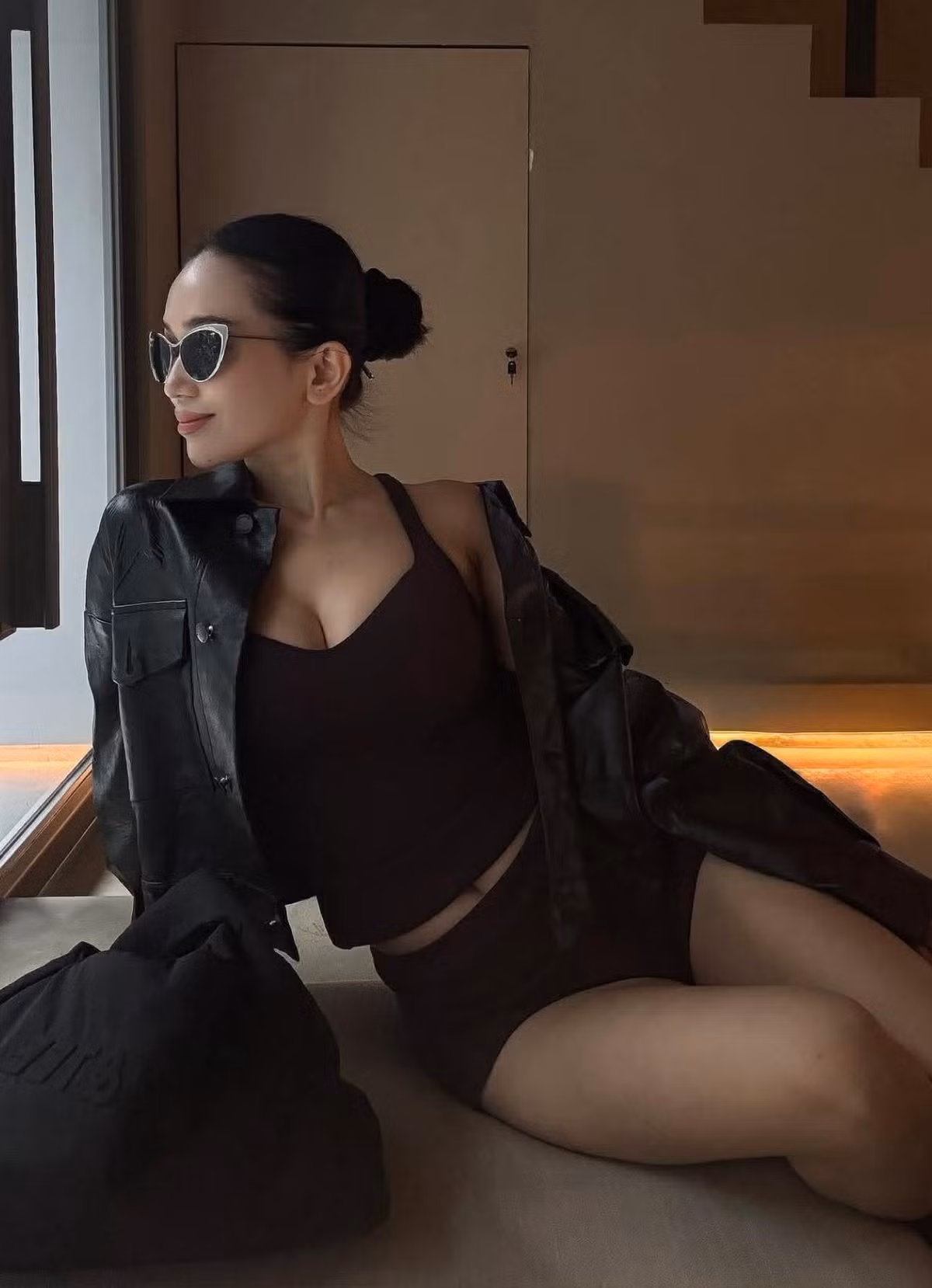 Thời gian qua, Sĩ Thanh luôn duy trì phong cách táo bạo này. Cô không ngại diện những trang phục ôm sát hoặc đồ tập để đi dạo phố, mua sắm. Bên cạnh những lời khen dành cho hình thể cân đối, khỏe khoắn, cũng có ý kiến cho rằng Sĩ Thanh đôi khi ăn diện không phù hợp hoàn cảnh.