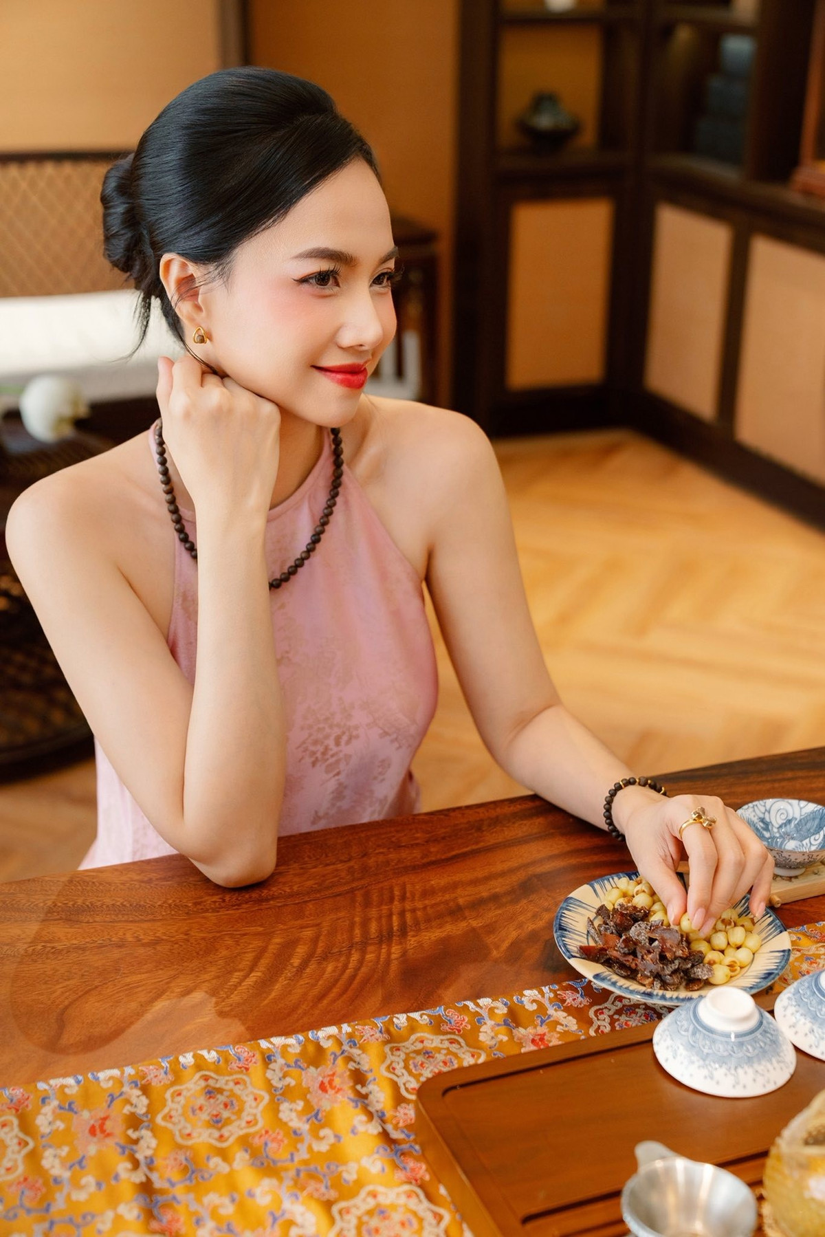 Trái ngược với nét thời thượng của Minh Hà, Đinh Ngọc Diệp – bà xã đạo diễn Victor Vũ lại gây ấn tượng bởi khả năng biến hóa đa dạng trong phong cách.