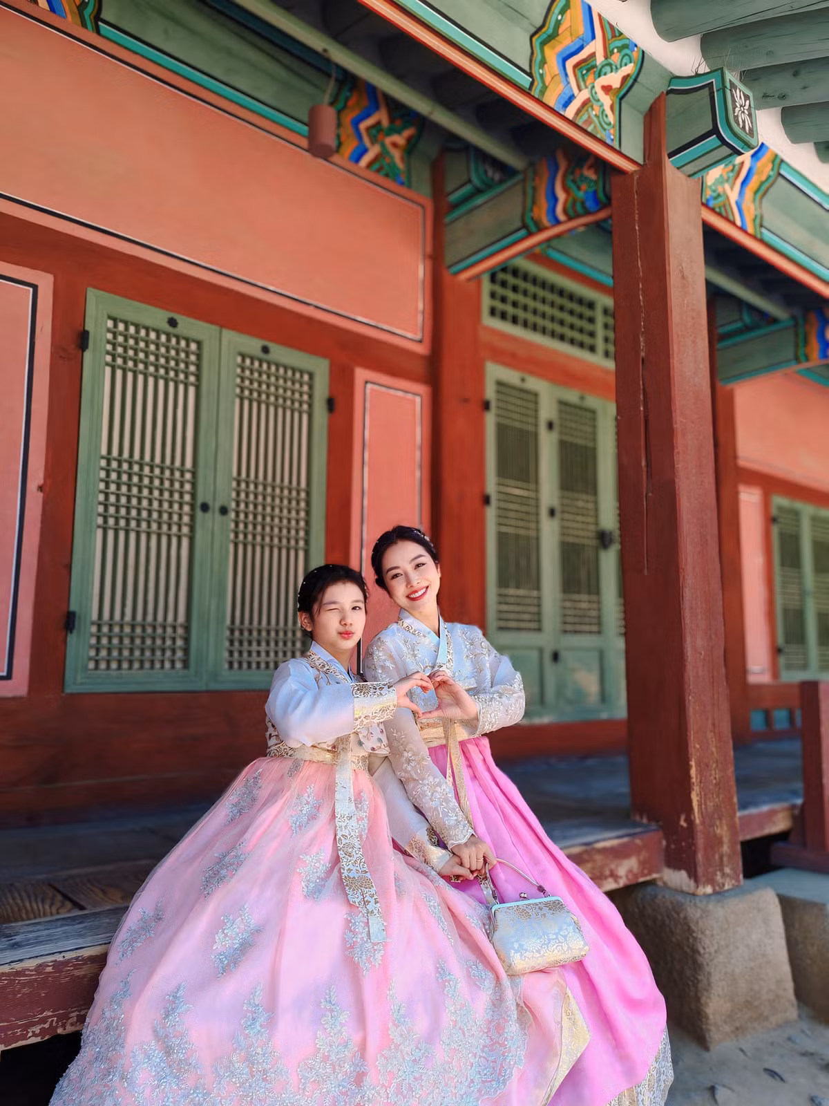 Nhờ được nuôi dưỡng trong môi trường quốc tế và tiếp xúc nghệ thuật từ sớm, cô bé sớm hình thành phong thái tự tin, năng động.