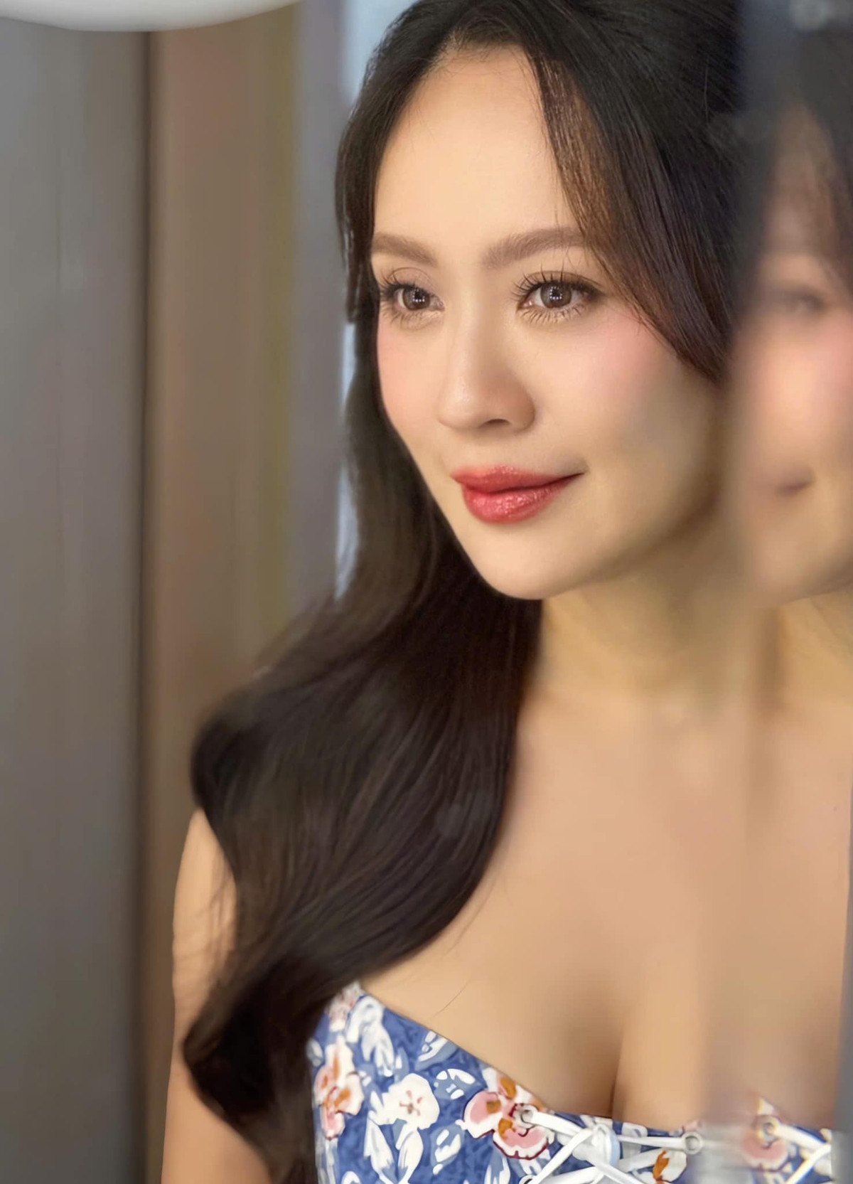 Thời điểm công nghệ làm đẹp chưa phát triển mạnh mẽ, nữ diễn viên đã nổi bật với làn da mịn màng, đôi mắt tròn sâu và thần thái tự nhiên. Sau hơn hai thập kỷ hoạt động nghệ thuật, bước sang tuổi ngoài 40, cô vẫn giữ được diện mạo tươi tắn đáng ngưỡng mộ.