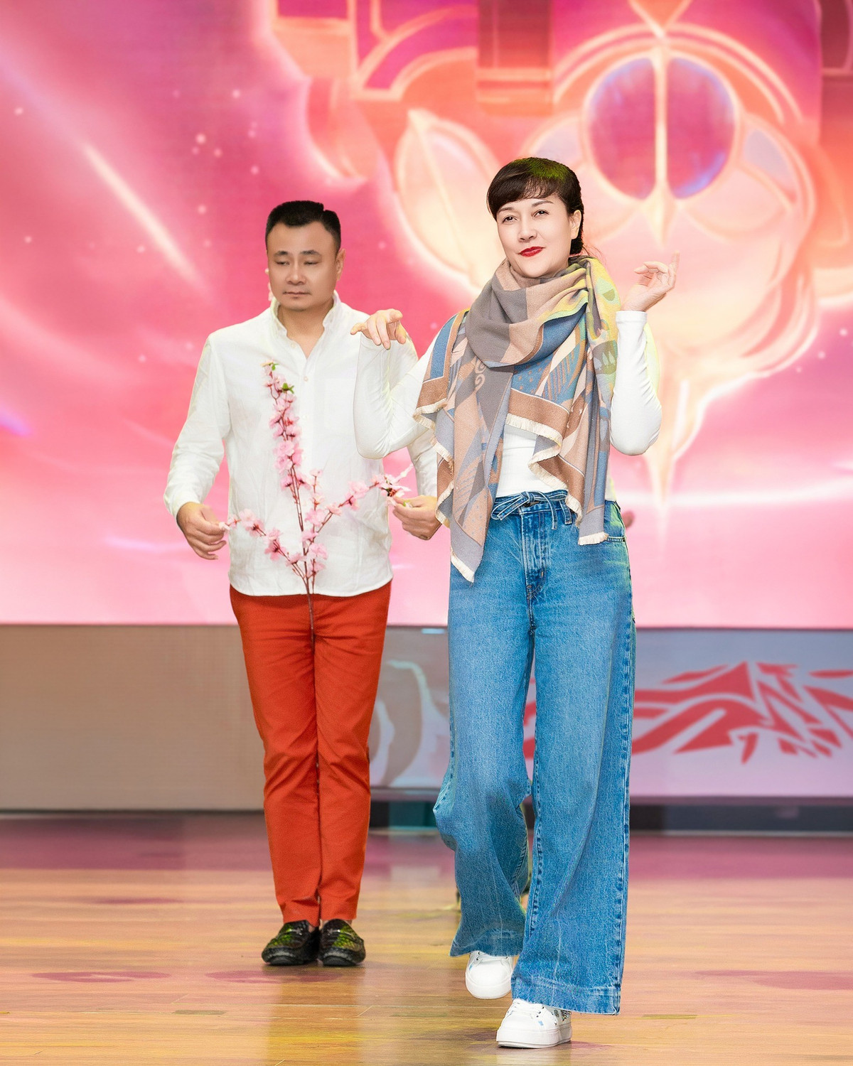 Vân Dung tiết lộ hậu trường tập luyện cùng Tự Long cho chương trình Quảng trường mùa xuân, phát sóng thay thế Táo Quân năm nay. Ảnh: FB Vân Dung