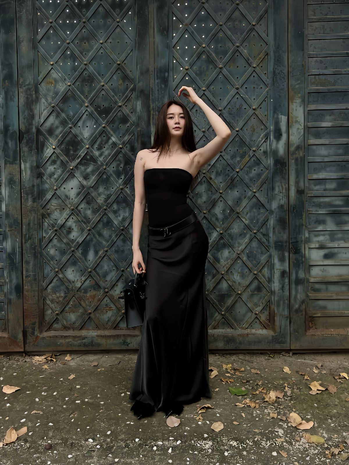 Lợi thế chiều cao 1,7m cùng số đo ba vòng nóng bỏng giúp Thiều Bảo Trang tự tin “cân” mọi phong cách. Để có được vóc dáng “vạn người mê", ngoài việc ăn uống khoa học thì nữ ca sĩ quê Thanh Hóa còn chăm chỉ luyện tập. Ảnh: FB Thiều Bảo Trang