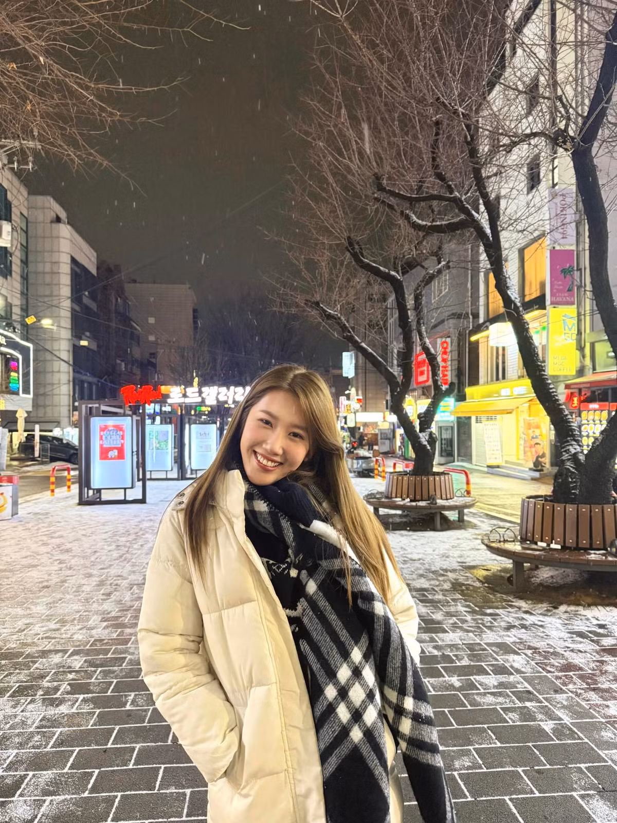 Diễn viên Thuý Ngân chụp ảnh giữa trời tuyết ở Hàn Quốc. Ảnh: FB Lê Huỳnh Thuý Ngân