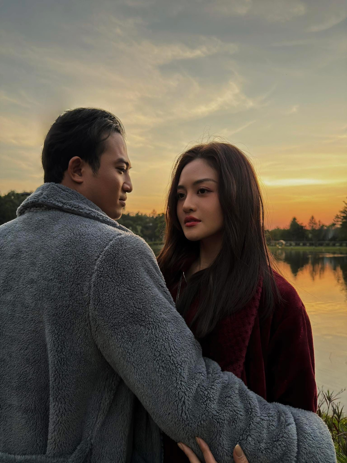 Diễn viên Thuỳ Anh chụp ảnh tình tứ với diễn viên Doãn Quốc Đam ở hậu trường phim. Ảnh: FB Thuỳ Anh