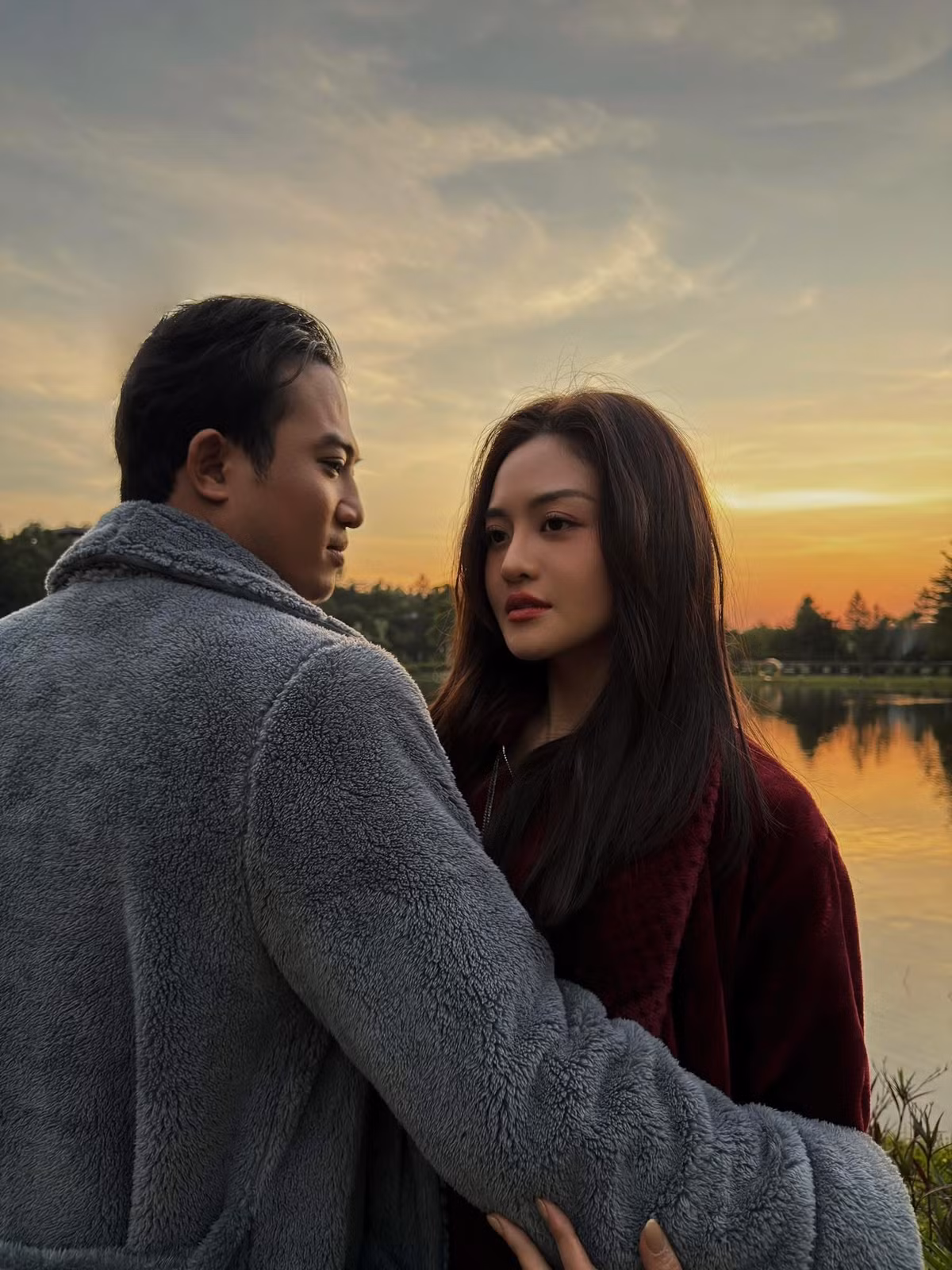 Diễn viên Thuỳ Anh chụp ảnh tình tứ với diễn viên Doãn Quốc Đam ở hậu trường phim. Ảnh: FB Thuỳ Anh