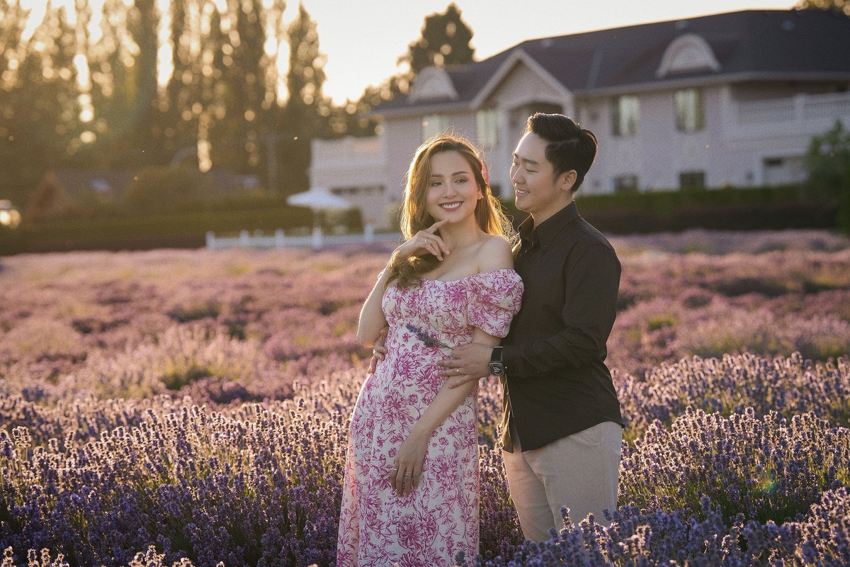 Hoa hậu Diễm Hương khoe nhan sắc xinh tươi khi bế bầu 5 tháng dạo chơi, chụp ảnh kỷ niệm cùng chồng Việt kiều - David Liêu. Ảnh: FB Maria Diễm Hương