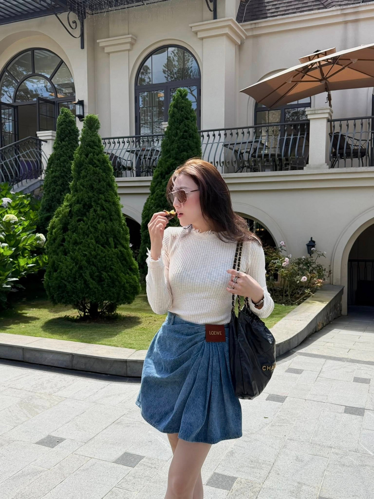 Khác với hình ảnh quen thuộc cùng mái tóc đen dịu dàng, nàng hậu “đổi gió” với mái tóc nâu thời thượng, kết hợp áo ba lỗ sáng màu và cách tạo dáng năng động, tươi tắn.