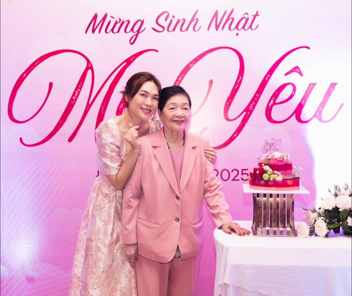 Ca sĩ Mỹ Tâm chúc mừng sinh nhật mẹ. Ảnh: FB My Tam