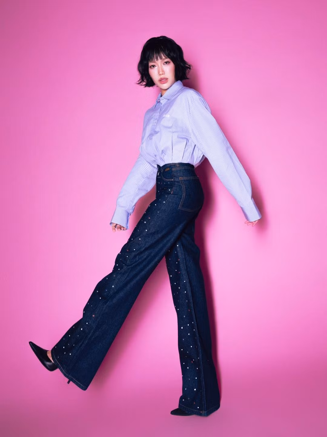 Nữ diễn viên còn mạnh dạn diện những thiết kế gợi cảm, khoe trọn vóc dáng và đường cong quyến rũ.