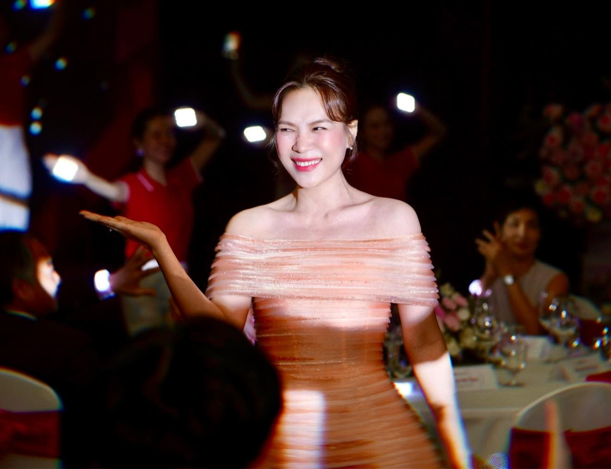 Công chúng không tiếc lời khen ngợi, gọi cô là minh chứng sống cho nhan sắc duyên dáng, đầy sức sống và ngày càng thăng hạng theo thời gian.