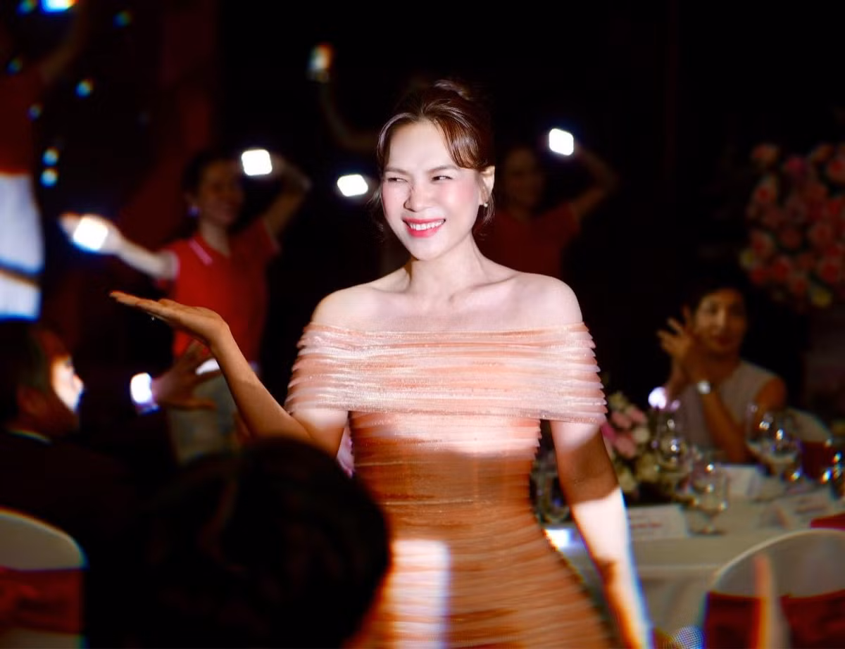 Công chúng không tiếc lời khen ngợi, gọi cô là minh chứng sống cho nhan sắc duyên dáng, đầy sức sống và ngày càng thăng hạng theo thời gian.