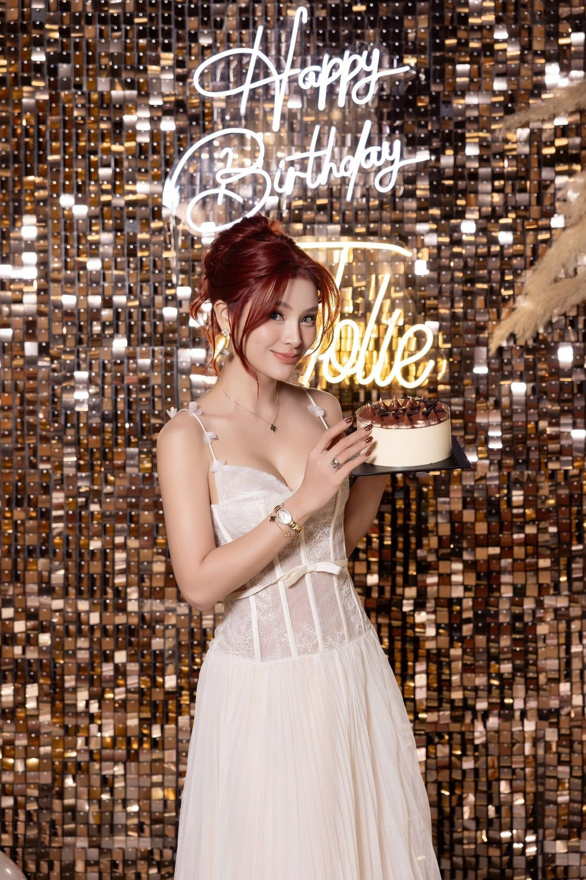 Dù đã là mẹ ba con ở tuổi 37, Phương Trinh Jolie vẫn chăm mặc gợi cảm khoe trọn hình thể quyến rũ.