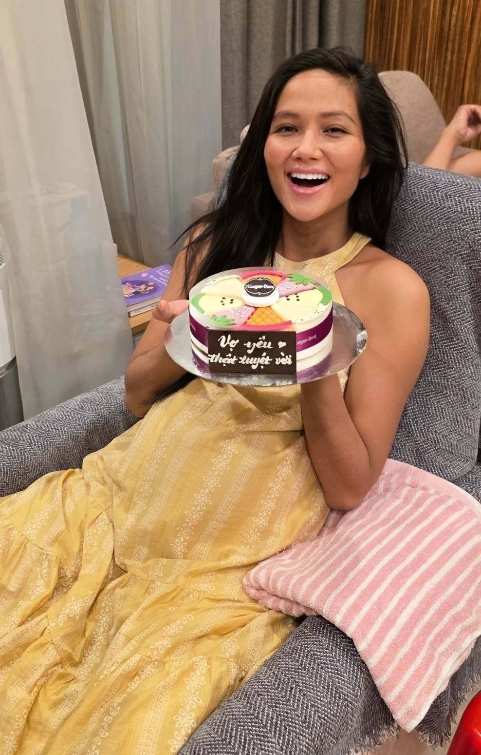 Hoa hậu H'Hen Niê khoe bánh kem ông xã Tuấn Khôi tặng. Ảnh: FB H'Hen Niê