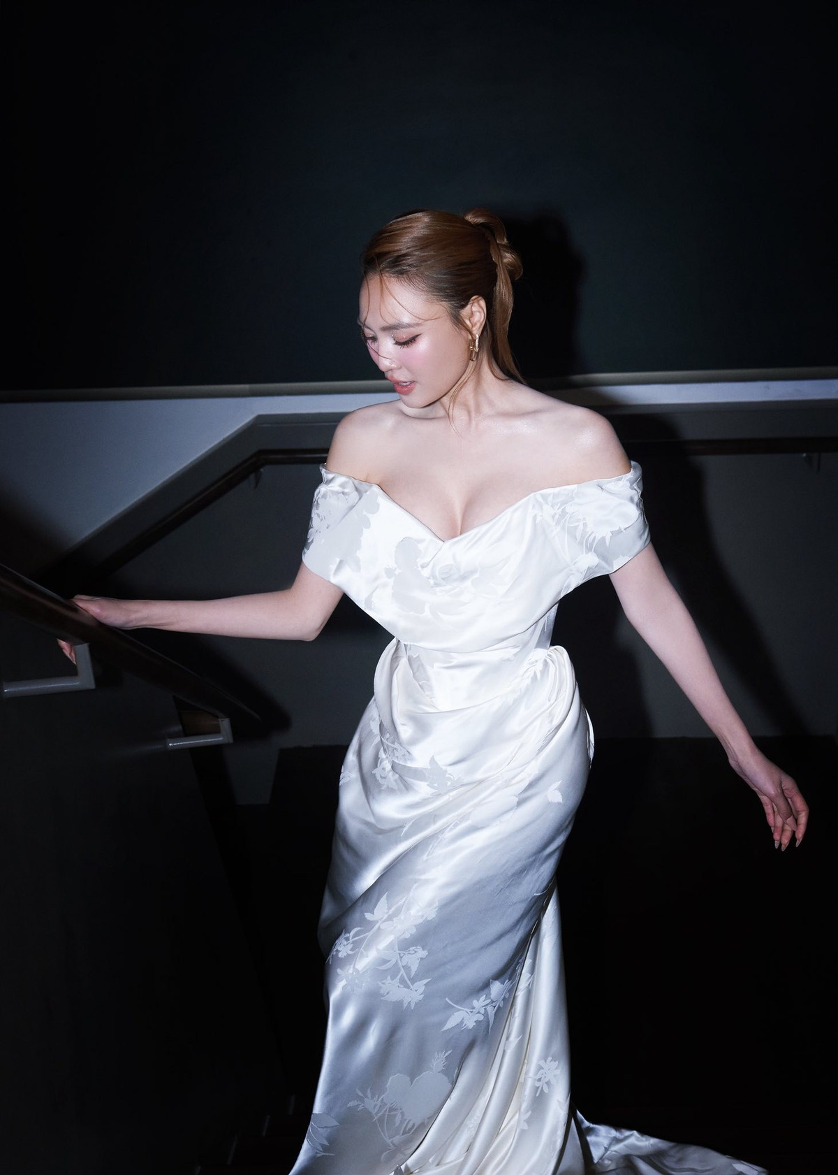 Gam màu trang phục cũng góp phần làm nổi bật làn da trắng phát sáng của nữ diễn viên khiến visual thêm phần cuốn hút.