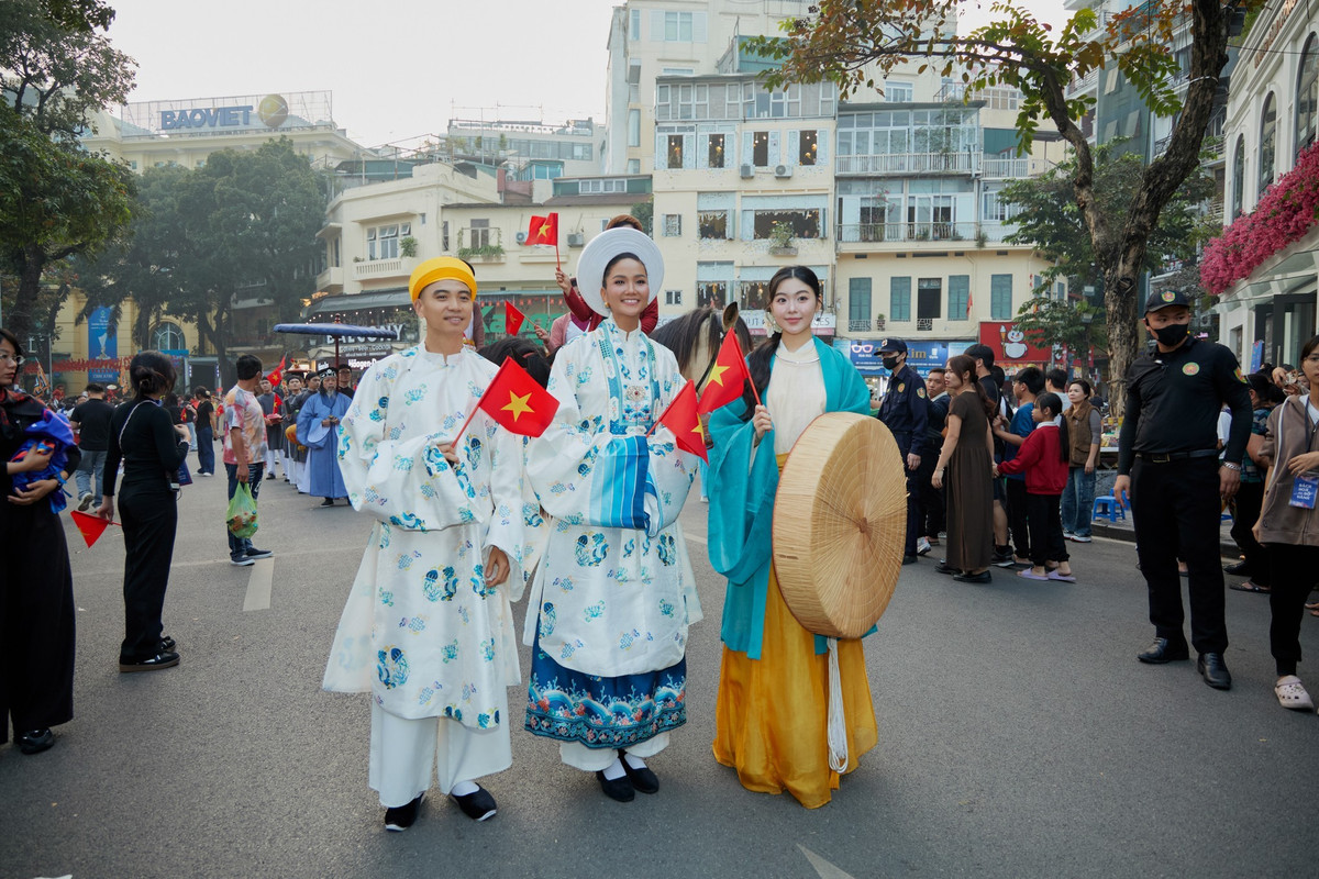 Hoa hậu H’Hen Niê cùng chồng lần đầu diện Việt phục tại sự kiện Ngày hội Việt Nam Hạnh phúc. Ảnh: FB H'Hen Niê