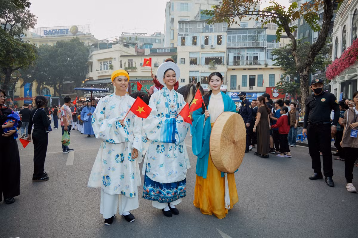 Hoa hậu H’Hen Niê cùng chồng lần đầu diện Việt phục tại sự kiện Ngày hội Việt Nam Hạnh phúc. Ảnh: FB H'Hen Niê