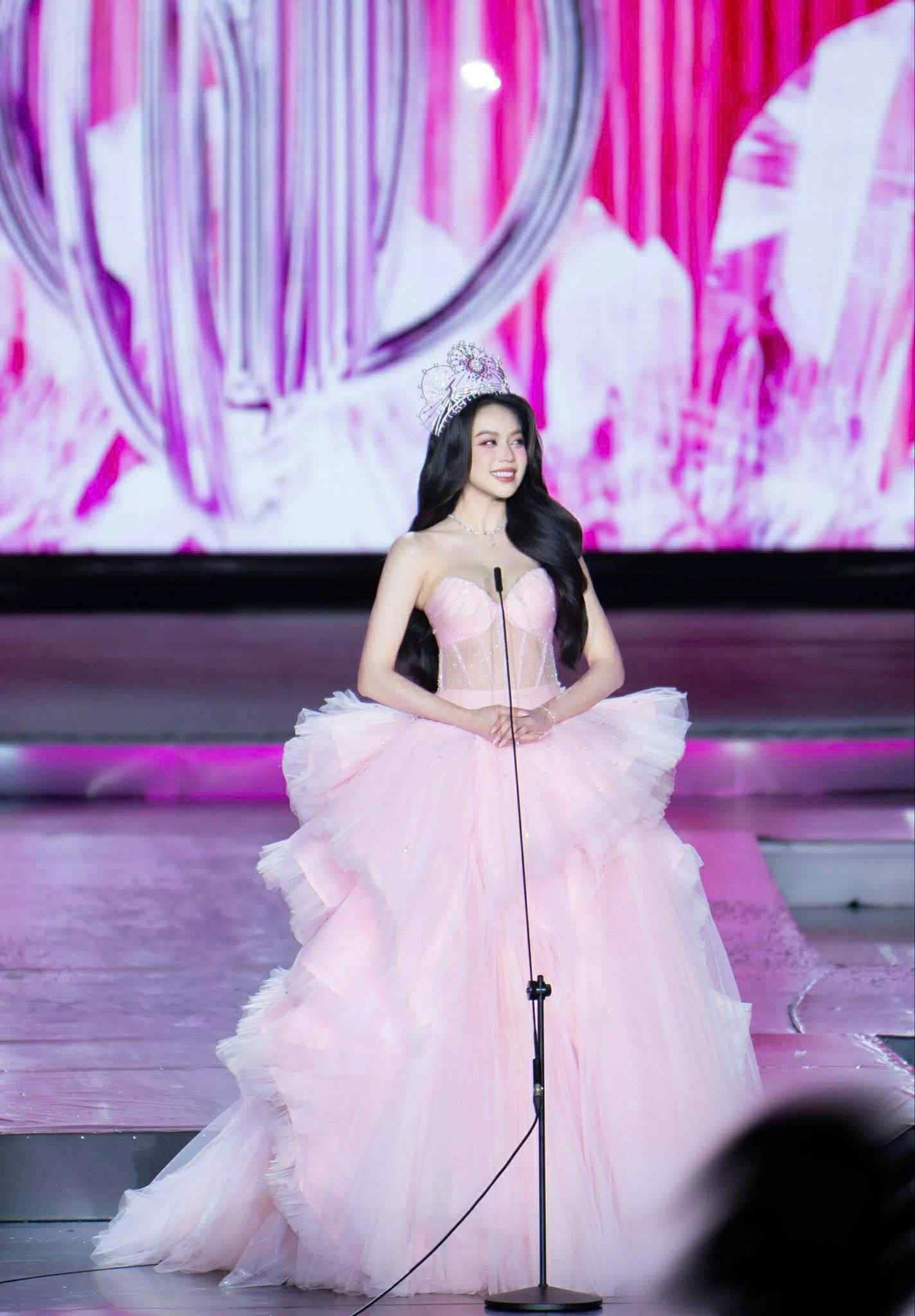 Ba năm trôi qua, nàng hậu đã có những bước đi dài và đầy ấn tượng, đặc biệt là việc đăng quang Miss International 2024, góp phần giúp Việt Nam thăng hạng trên bản đồ nhan sắc thế giới.