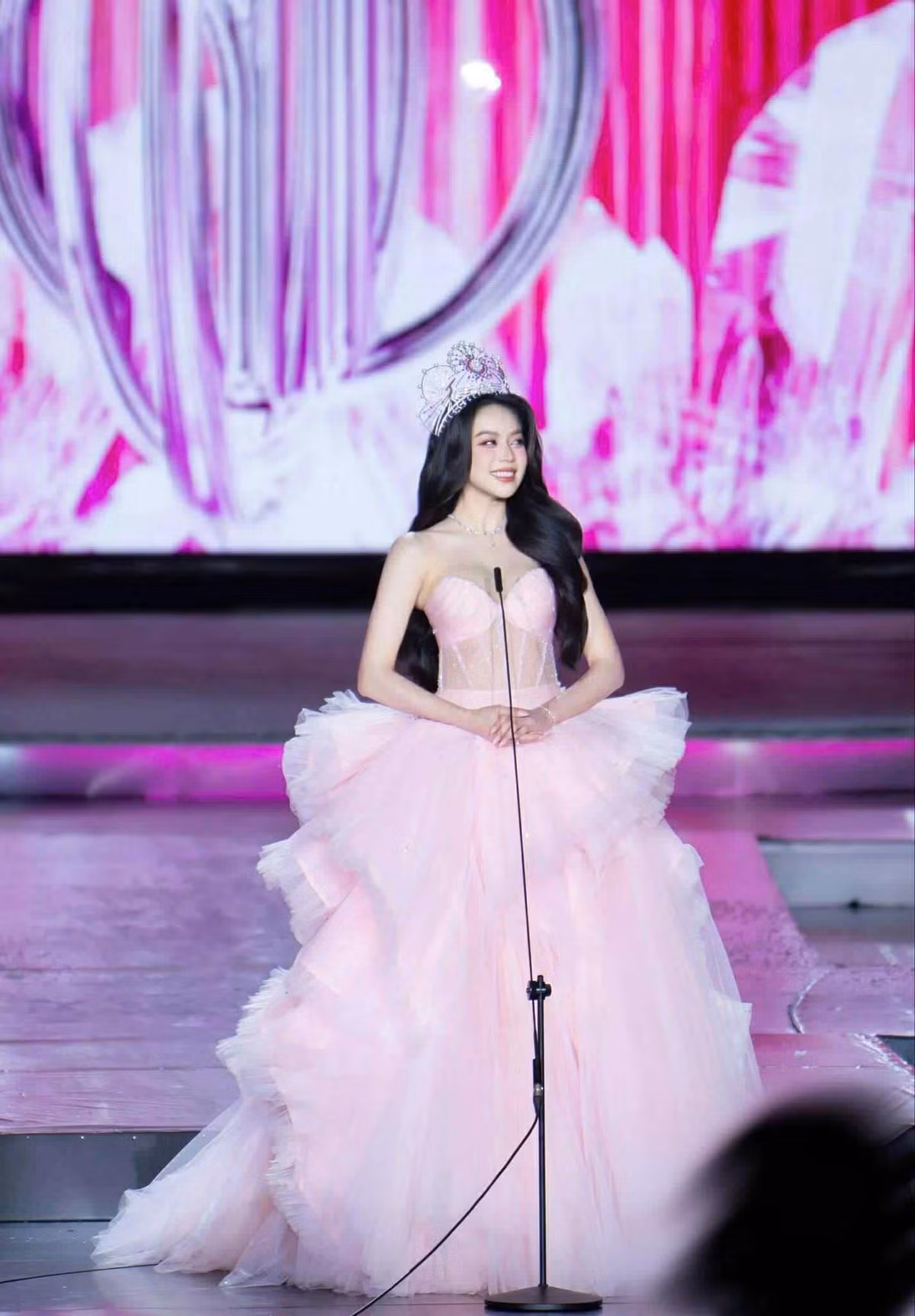 Ba năm trôi qua, nàng hậu đã có những bước đi dài và đầy ấn tượng, đặc biệt là việc đăng quang Miss International 2024, góp phần giúp Việt Nam thăng hạng trên bản đồ nhan sắc thế giới.