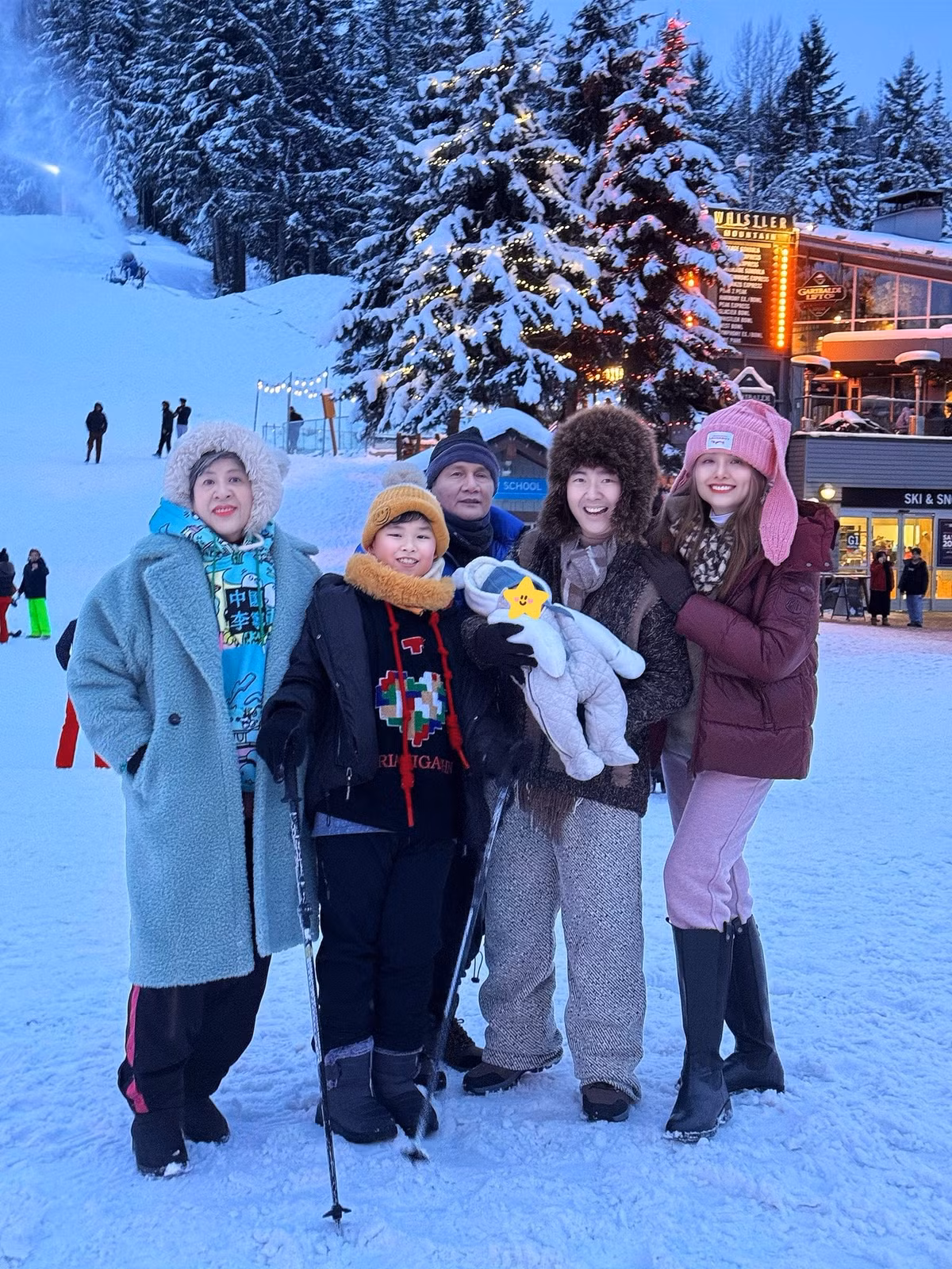 Vợ chồng Diễm Hương bế con trai một tháng tuổi ngắm tuyết. Ảnh: FB Maria Diễm Hương