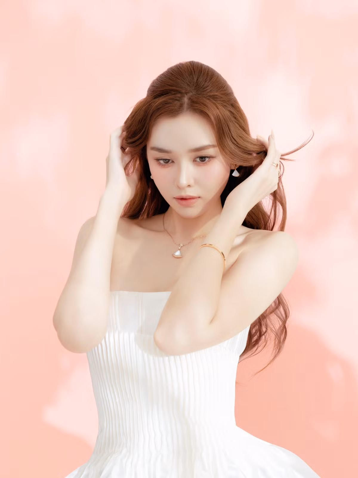 Thiết kế đơn giản giúp nàng Hậu ghi điểm bởi sự tinh tế, hiện đại, đúng tinh thần một quý cô thời nay.