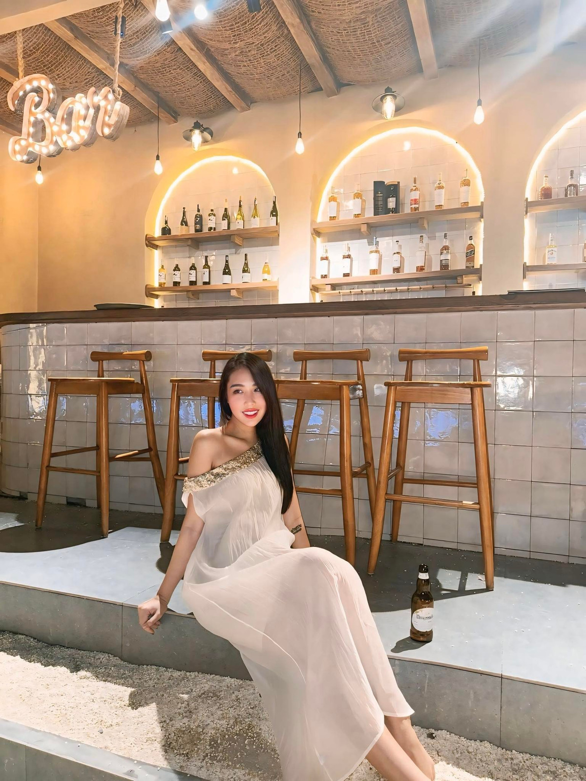 Cô chọn bikini màu cam rực rỡ, tôn da và khoe trọn đôi chân dài cùng đường cong quyến rũ. Ảnh: FB Tăng Khánh Chi