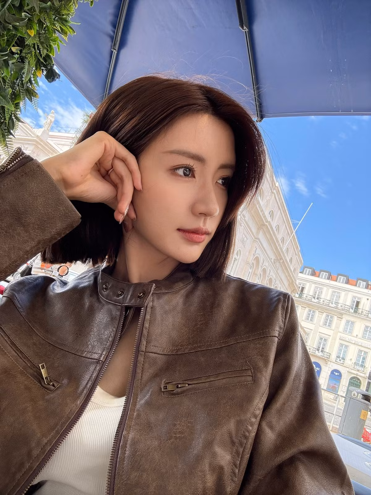 Dù chọn phong cách tối giản hay cầu kỳ hơn, Ngọc Huyền vẫn toát lên vẻ đẹp ngọt ngào, tươi tắn đúng với lứa tuổi.