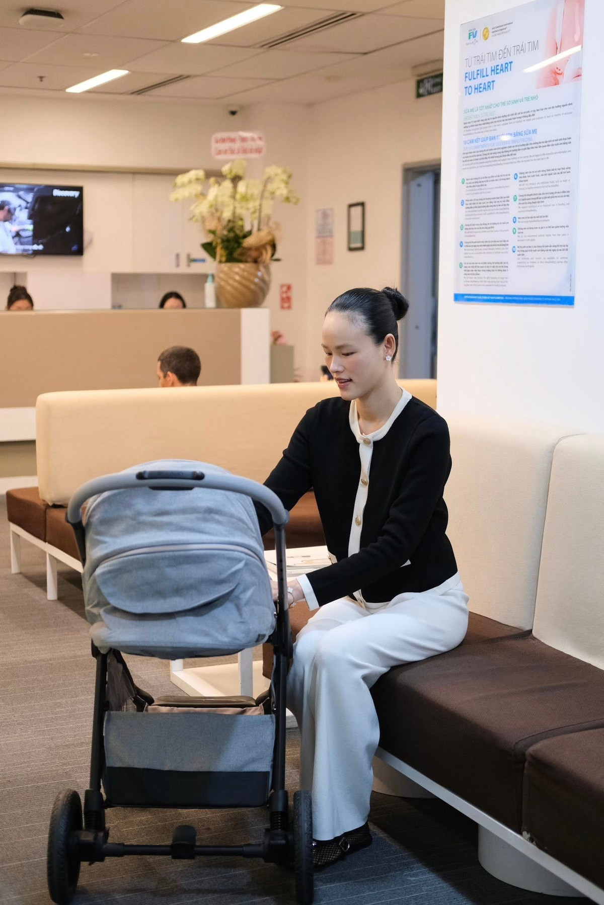 Cô lựa chọn trang phục đơn giản, phối cùng chiếc túi hàng hiệu sang trọng, mang đến hình ảnh thanh lịch nhưng không kém phần nổi bật.