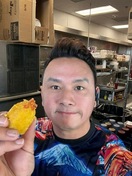 Hàn Thái Tú bất ngờ khi thử chuối chấm muối ớt và thấy món này rất ngon. Ảnh: FB Han Thai Tu