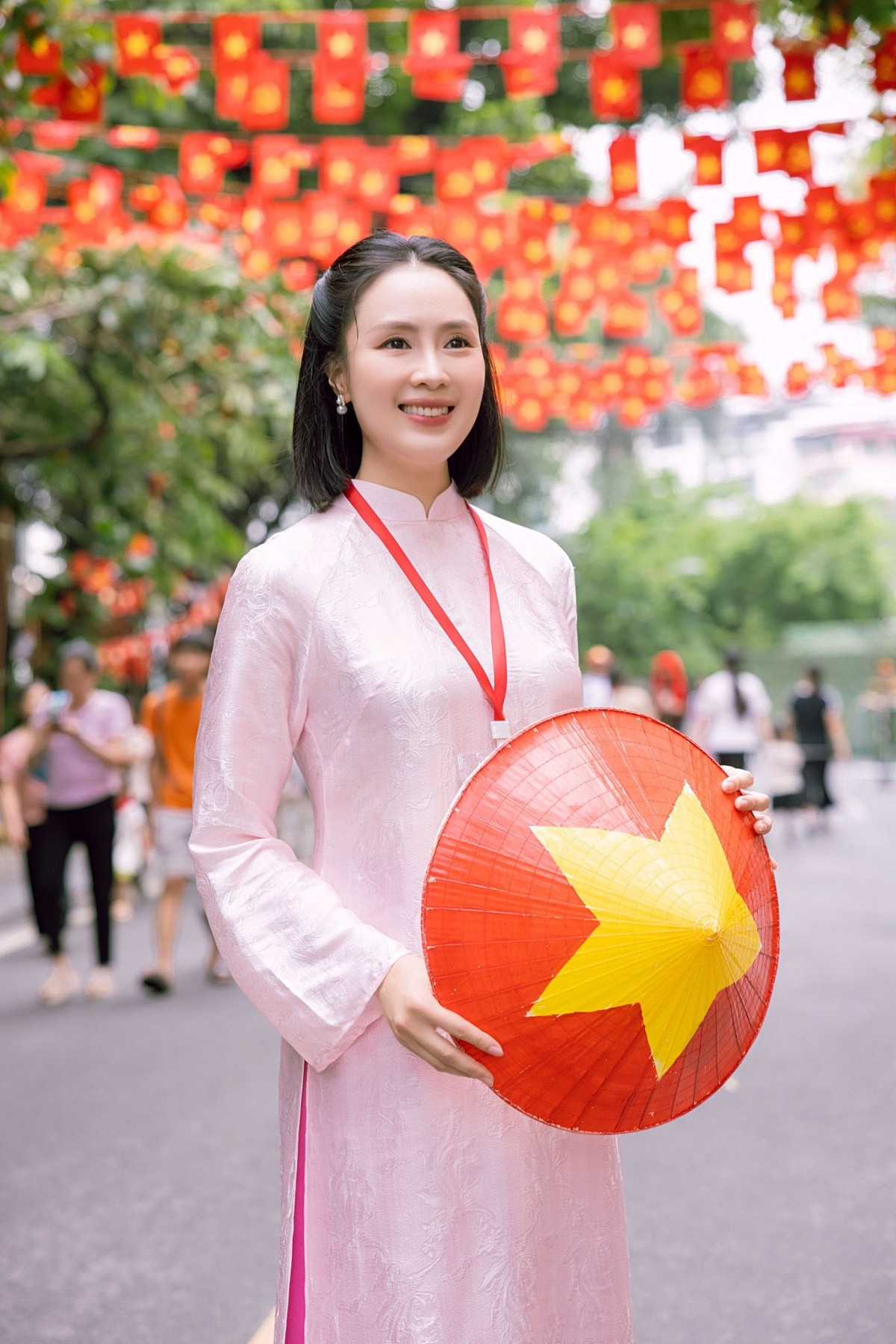 Tin tức sao Việt 29/8: Hồng Diễm diện áo dài màu hồng khoe nhan sắc xinh đẹp khi tham gia sơ duyệt cho lễ diễu binh, diễu hành kỷ niệm 80 năm Cách mạng Tháng Tám thành công và Quốc khánh 2/9. Ảnh: FB Nguyen Hong Diem