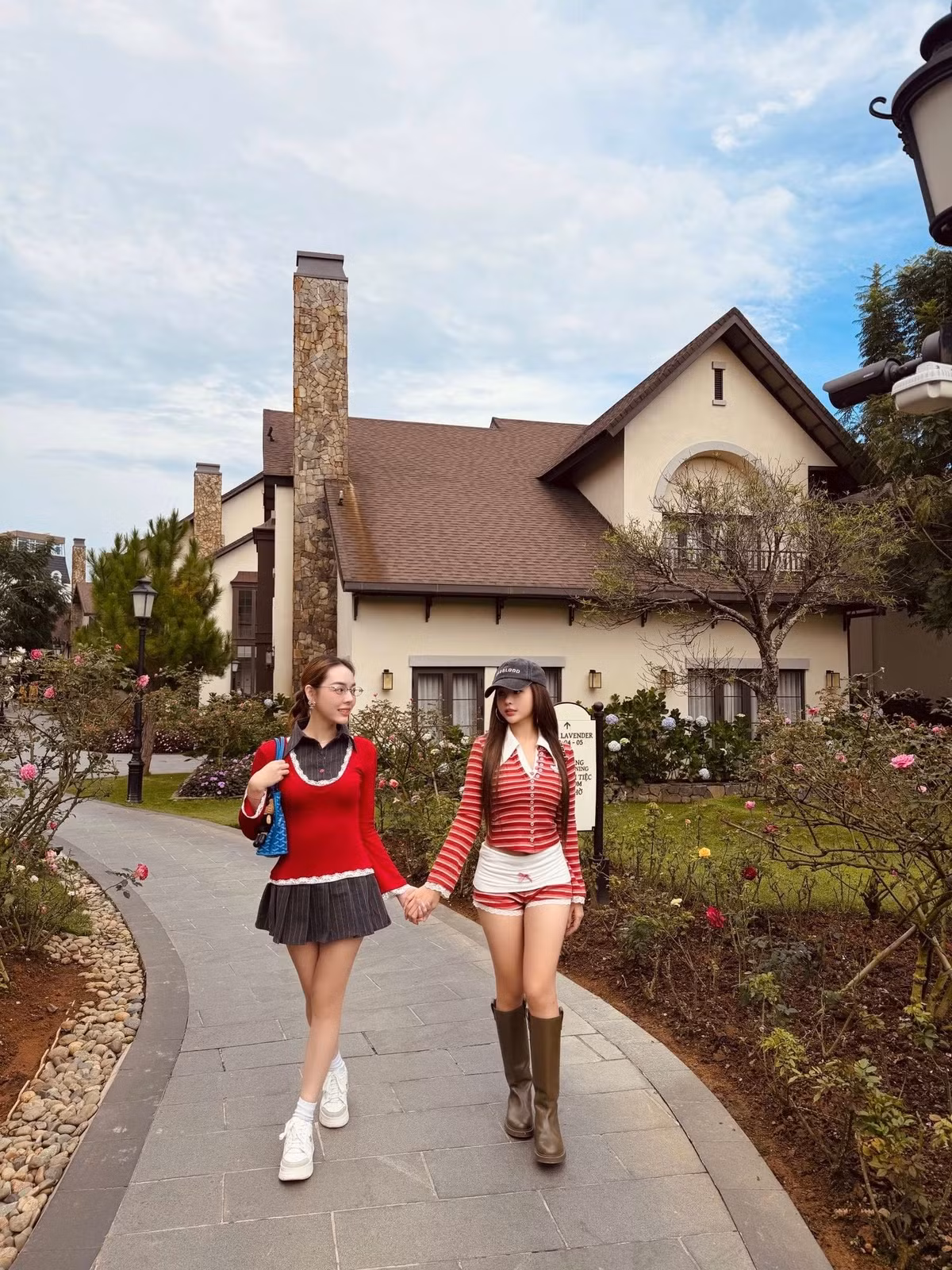 Người đẹp chọn cho mình bộ trang phục gồm áo dài tay sọc đỏ – trắng ôm sát cơ thể, kết hợp với quần shorts ngắn đồng màu và boots cao cổ.