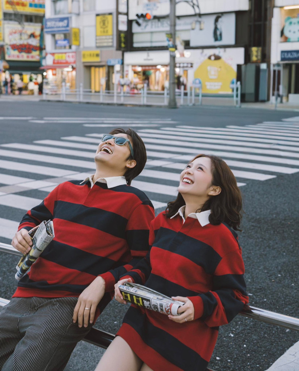 Trong loạt ảnh, Đình Tú và Ngọc Huyền diện áo len kẻ ngang đỏ – đen ton-sur-ton đơn giản nhưng nổi bật.