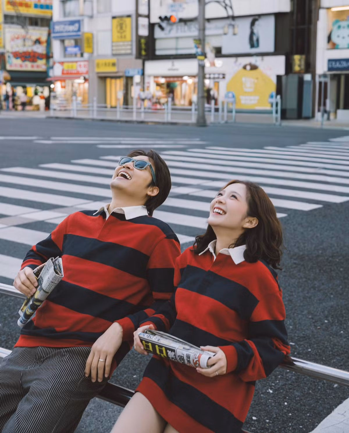 Trong loạt ảnh, Đình Tú và Ngọc Huyền diện áo len kẻ ngang đỏ – đen ton-sur-ton đơn giản nhưng nổi bật.