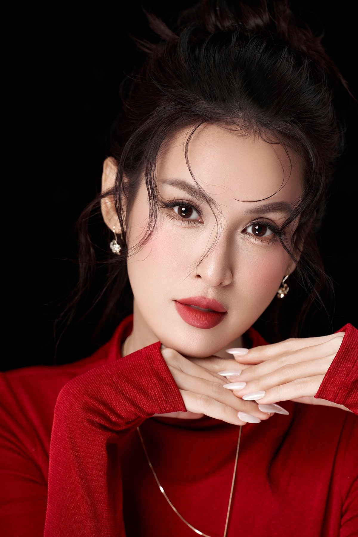 Những góc chụp cận mặt càng làm lộ rõ làn da mịn màng, đôi mắt sáng của nữ diễn viên.