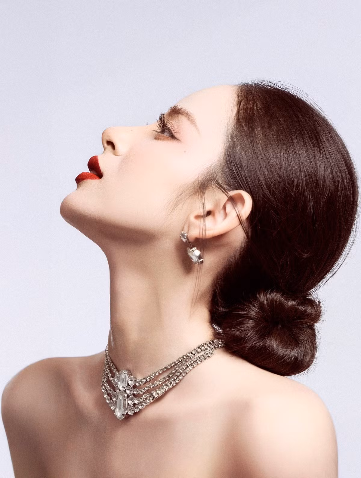 Cô ưu ái những trang phục vừa tôn dáng vừa giữ sự tinh tế, phù hợp với hình ảnh một người mẫu trẻ đang xây dựng thương hiệu cá nhân.